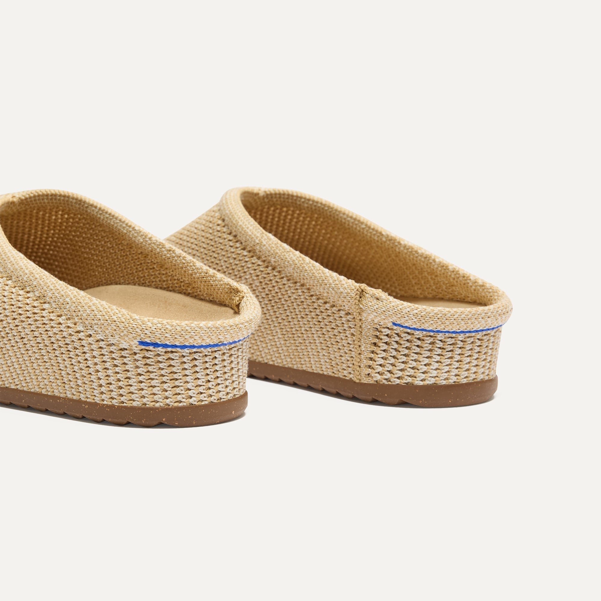 Close up of the heel of The Casual Clog in Pelican Raffia-Knit, with Rothy's signature blue halo. 