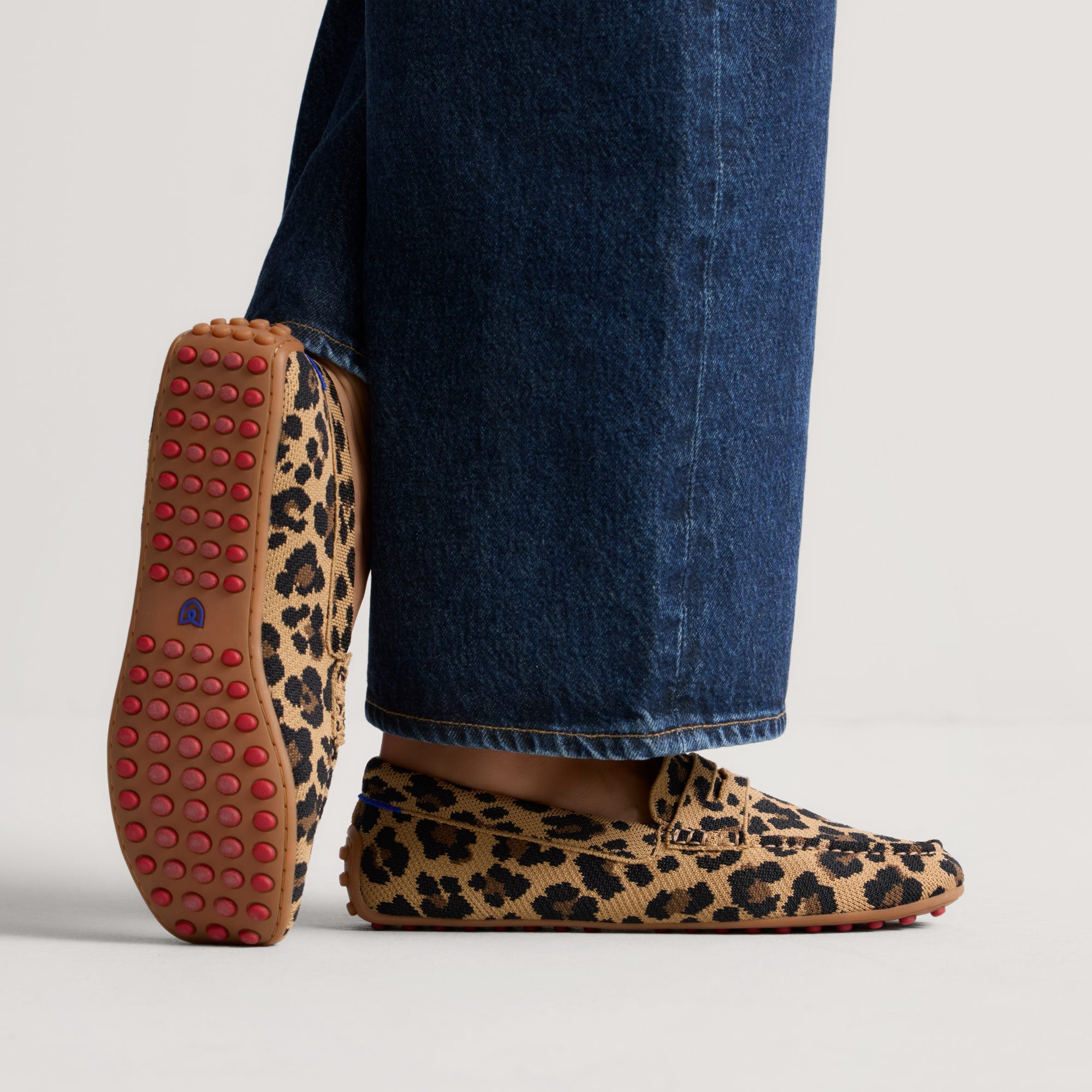 hover | Model wearing The Daily Driver in Caramel Cat.