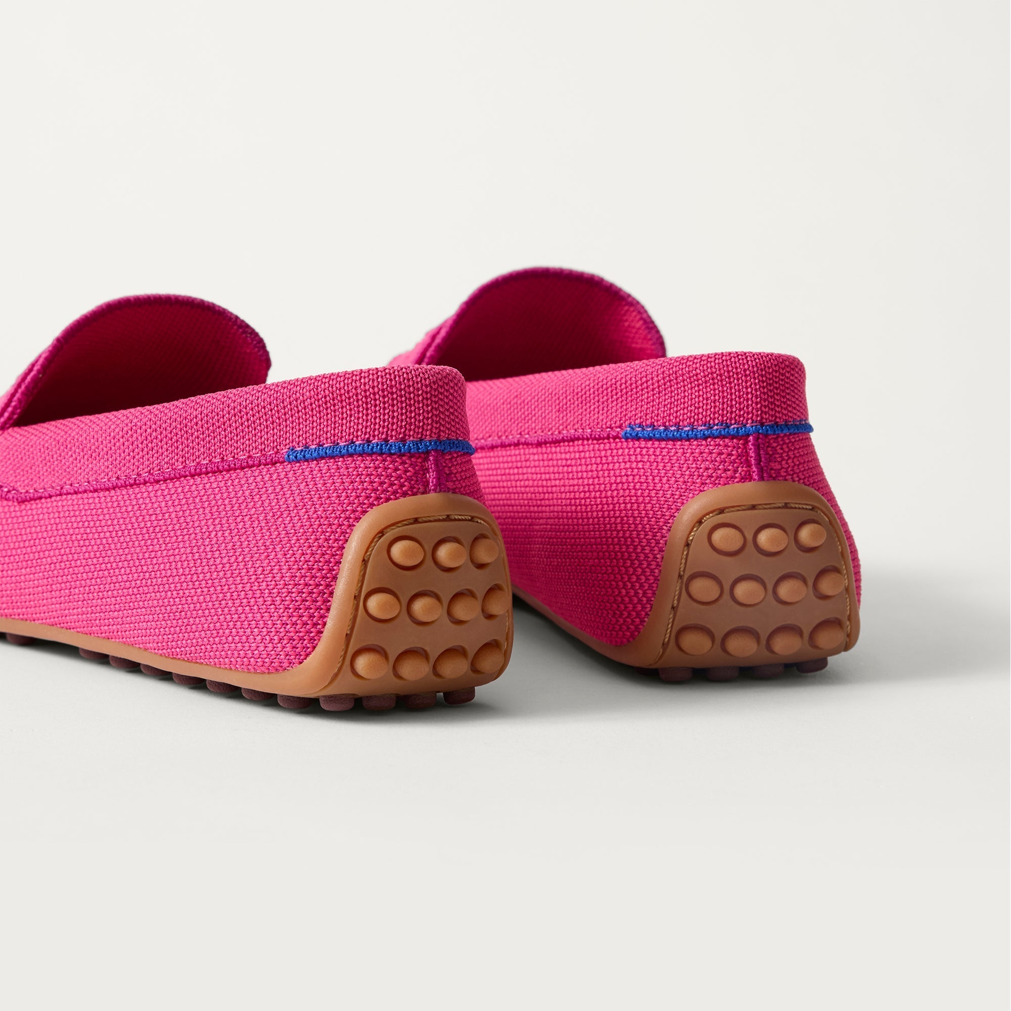 Close up of the heel of The Daily Driver in Dragonfly, with raised peg outsoles and Rothy's signature blue halo. 