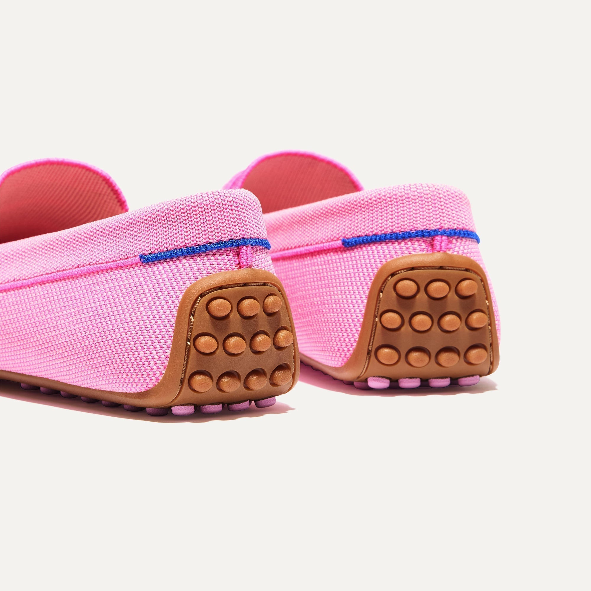 Close up of the heel of The Daily Driver in Snapdragon, with raised peg outsoles and Rothy's signature blue halo. 
