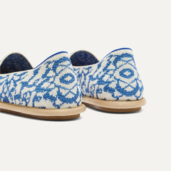 Close up of the heel of The Cruiser Loafer in Marine Bloom, with Rothy's signature blue halo. 