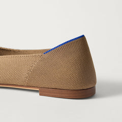 Close up of the heel of The Point III in Maple, with Rothy's signature blue halo. 