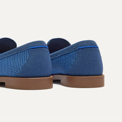 Close up of the heel of The Penny Loafer in Blue Raffia-Knit, with Rothy's signature blue halo. 