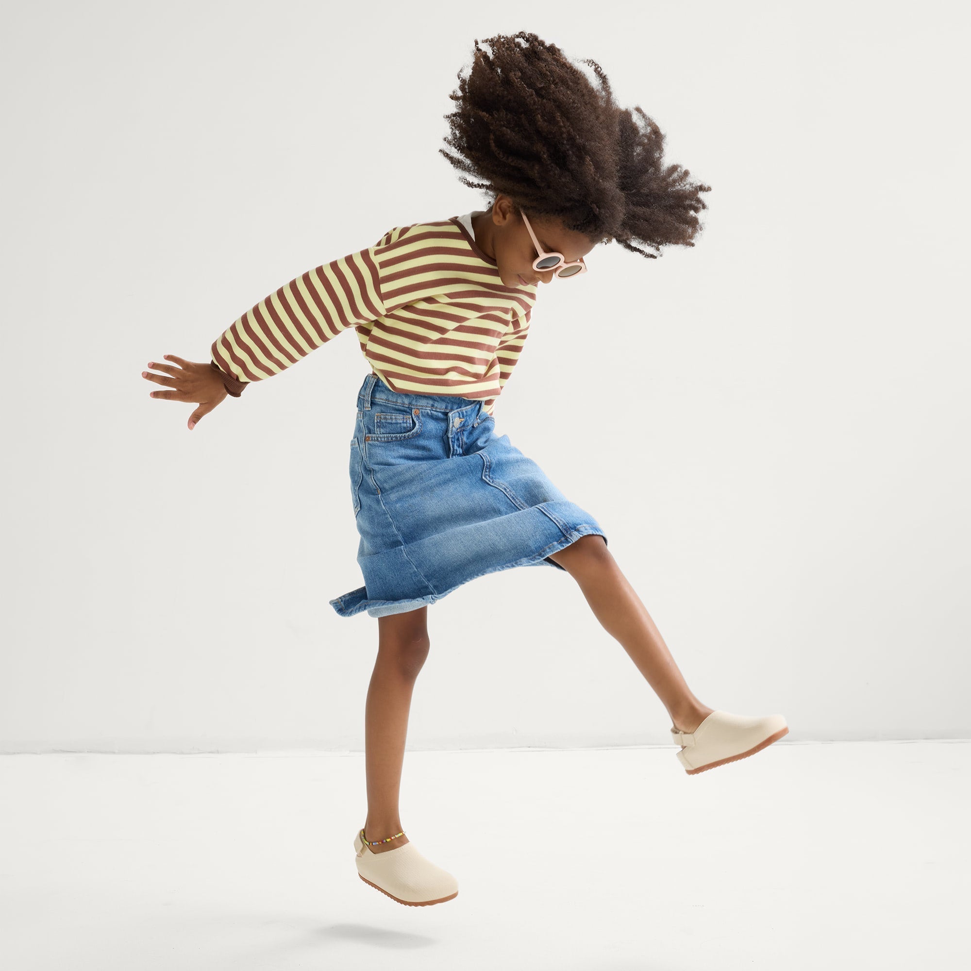 model | Alternate view of a girl wearing the Kids Clog in Conch.