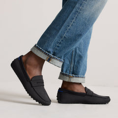 hover | Model wearing The Men's Daily Driver in Carbon Herringbone. 