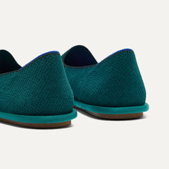 Close up of the heel of The Cruiser Loafer in ReVelvet™ Everglade, with Rothy's signature blue halo. 