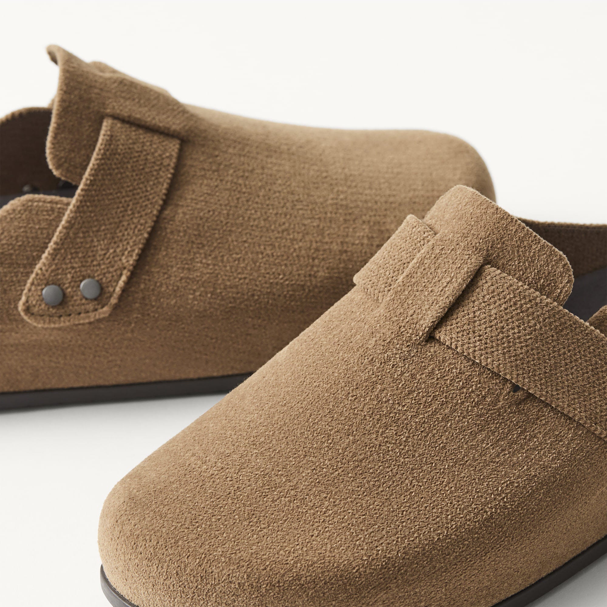 The toe and vamp of The Men's Clog in ReVelvet™ Portobello.