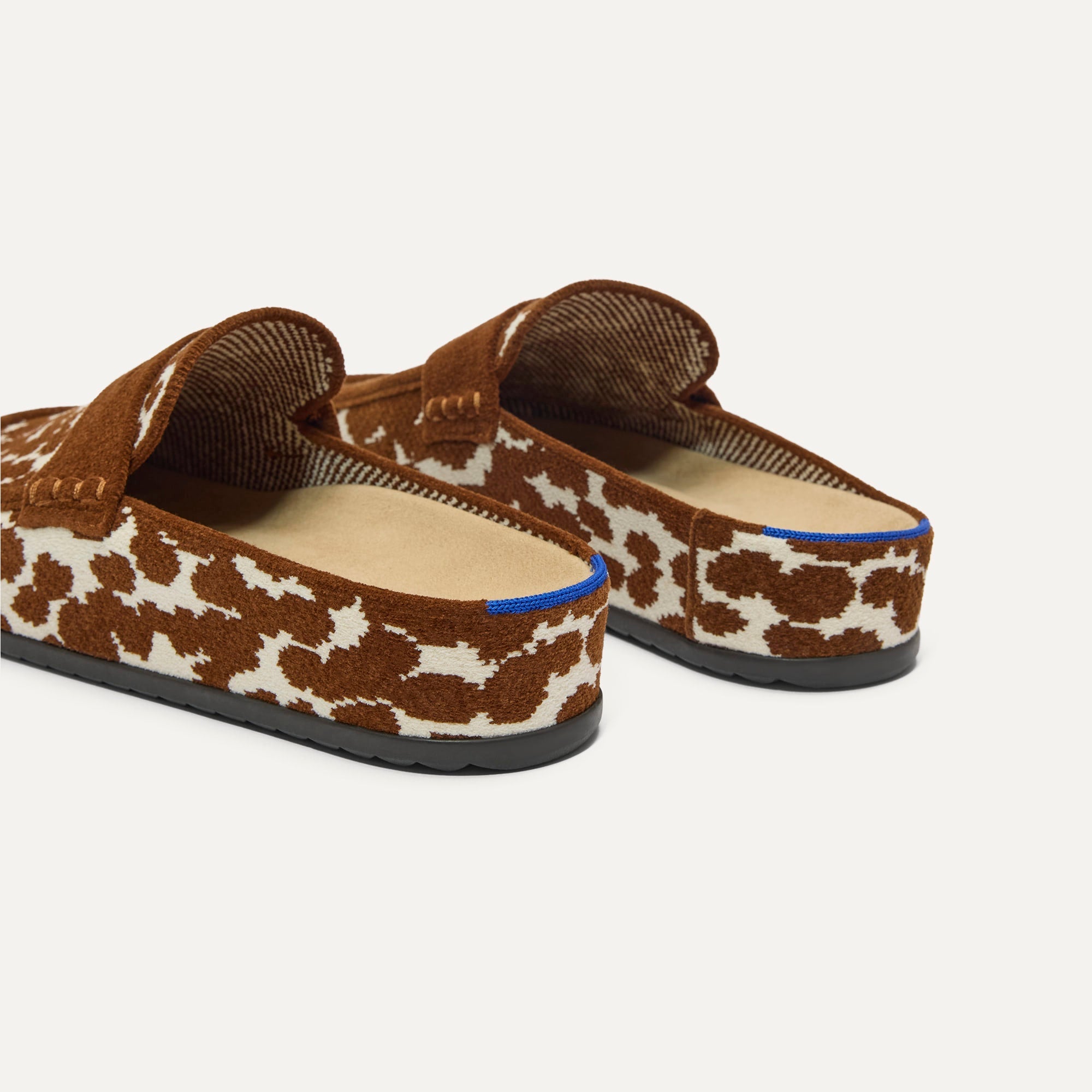 Close up of the heel of The Penny Clog in ReVelvet™ Rodeo Torte, with Rothy's signature blue halo. 